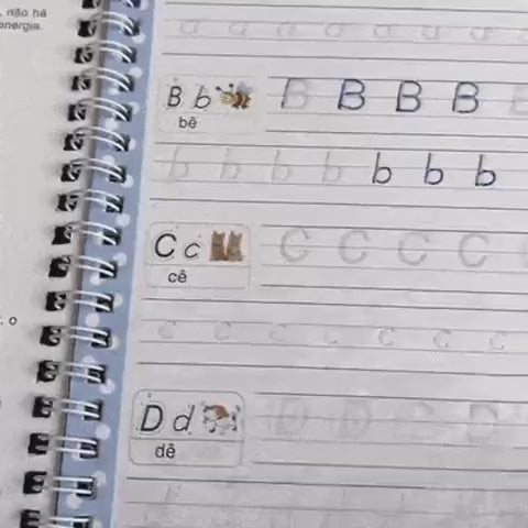 Niño repasando el abecedario con el bolígrafo mágico